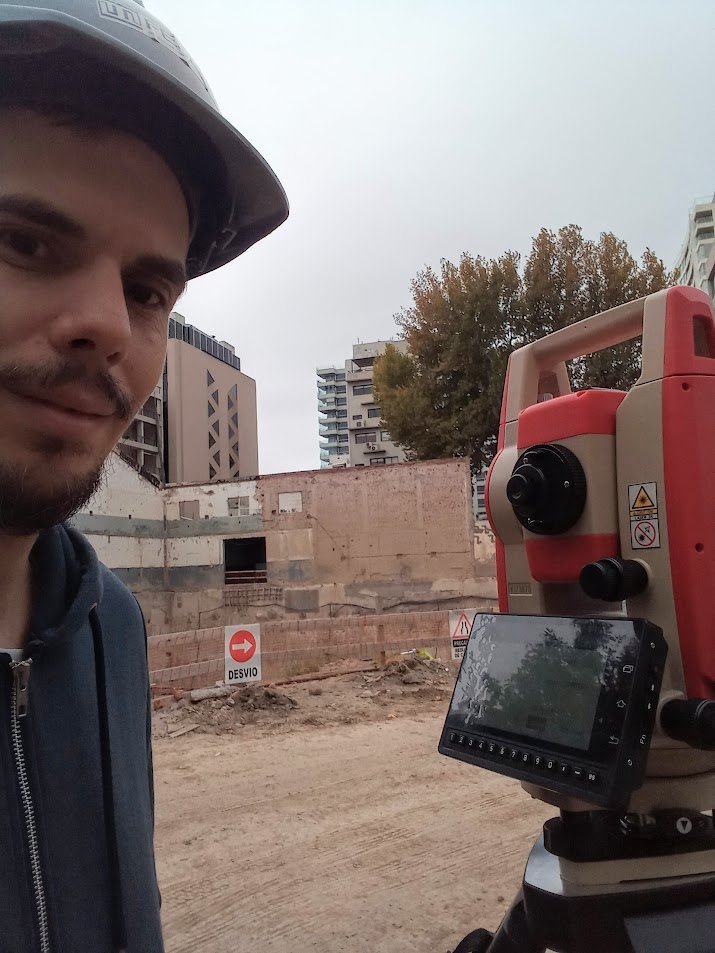 Trabajo de topografía con estación total en una obra
