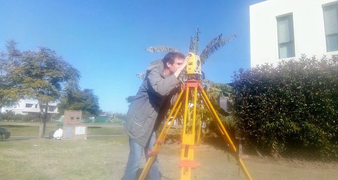 Andrés Bairó trabajando con una estación total sobre un terreno