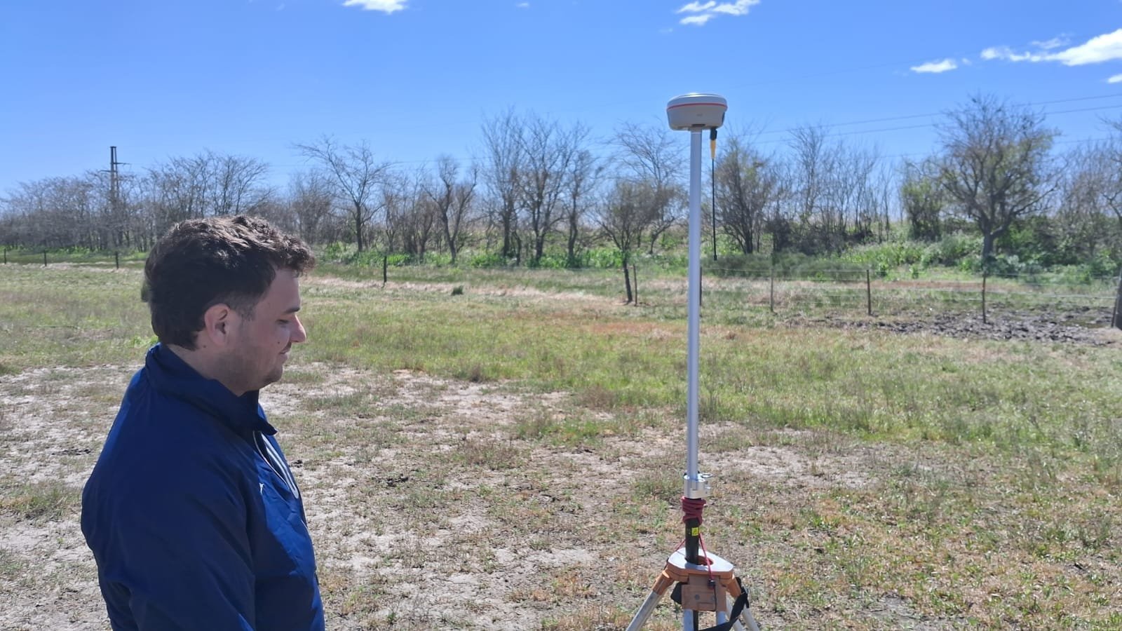 Receptor GNSS durante un relevamiento en el terreno